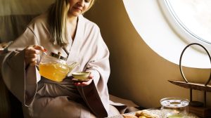 Egy nő gyömbér teát iszik