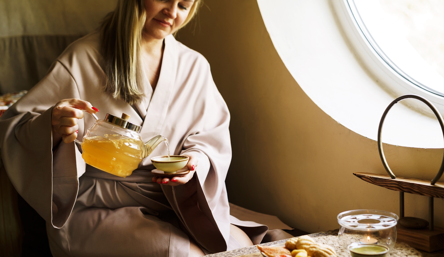 Egy nő gyömbér teát iszik