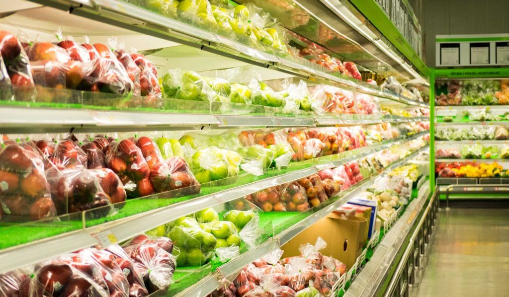 hűtőpultban gyümölcsök