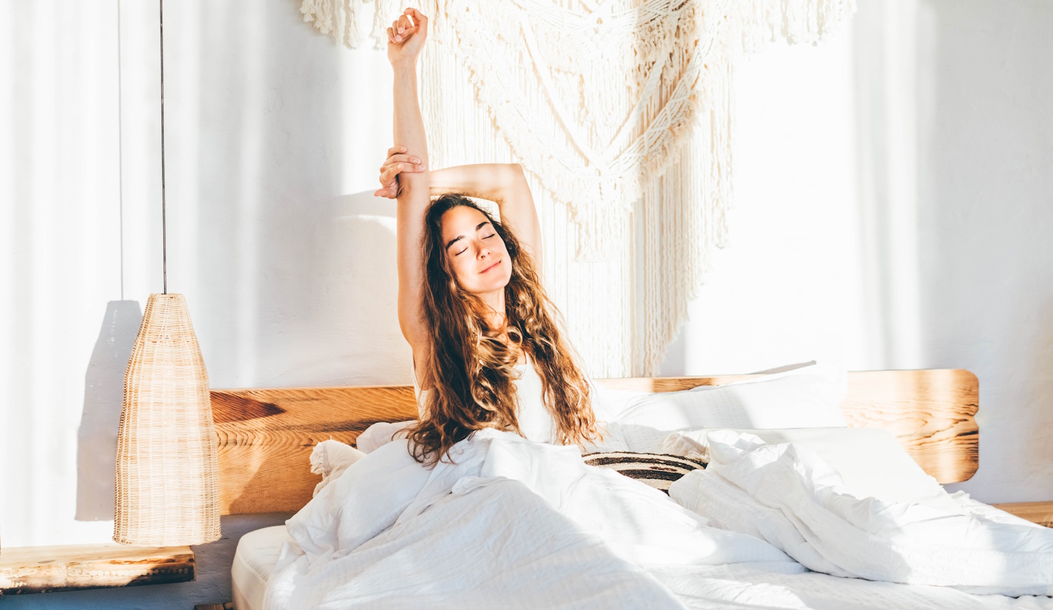 Hálószobában nyújtózkodik egy lány