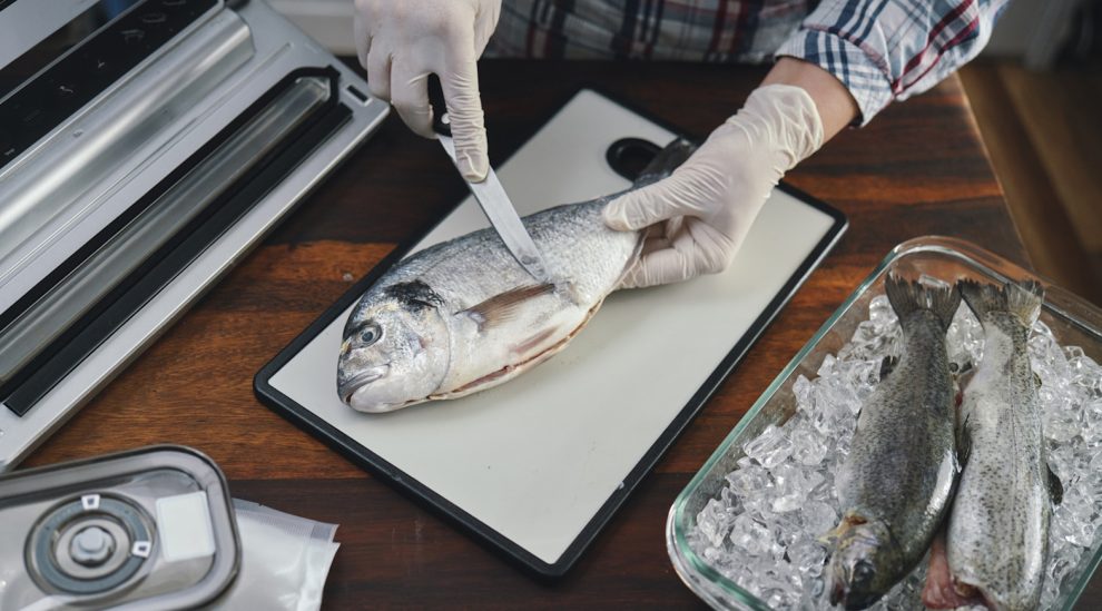 nő pontyot pucol a lakásban