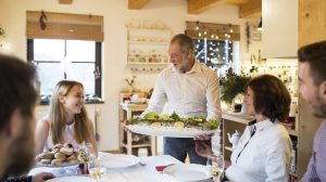 karácsonyi halalt tálal egy férfi a családnak