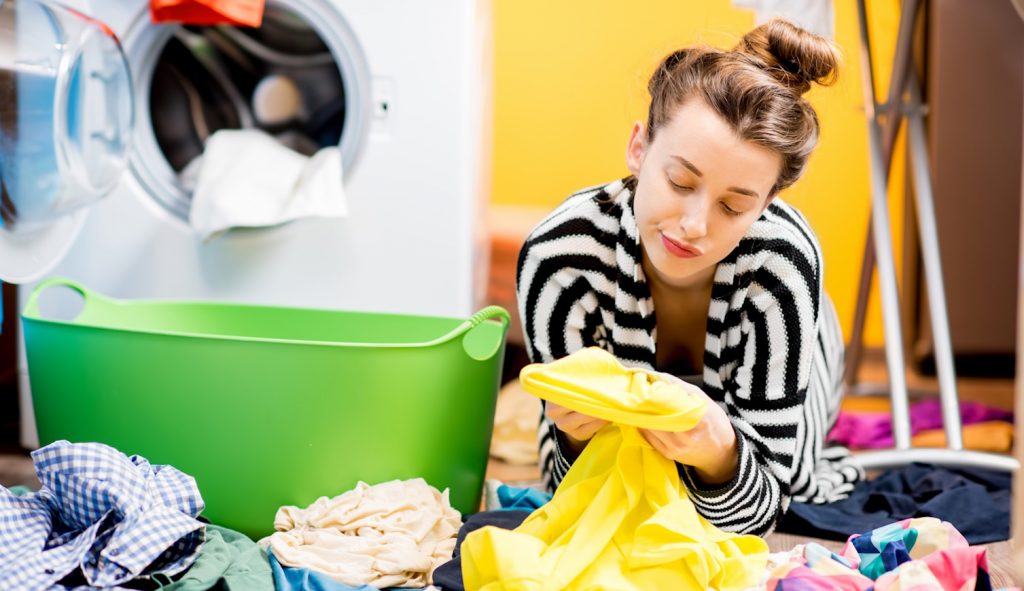 mosást válogat egy fiatal nő