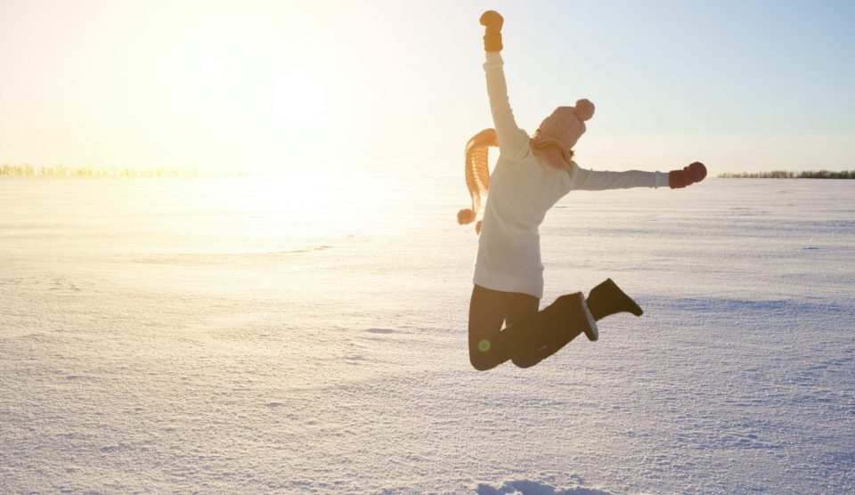 örül a hónak egy nő télen a naplementében