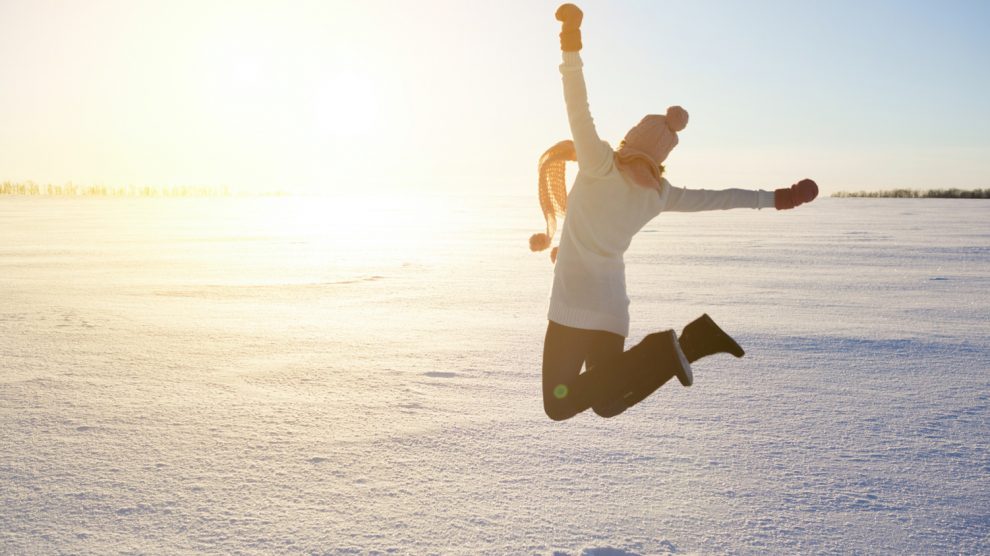 örül a hónak egy nő télen a naplementében
