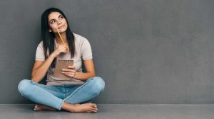 nő tervezget törökülésben