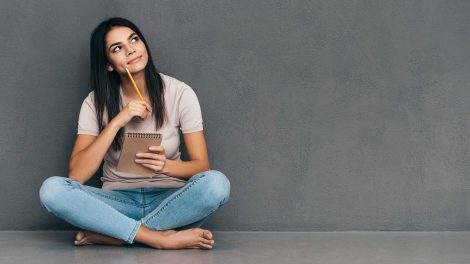 nő tervezget törökülésben