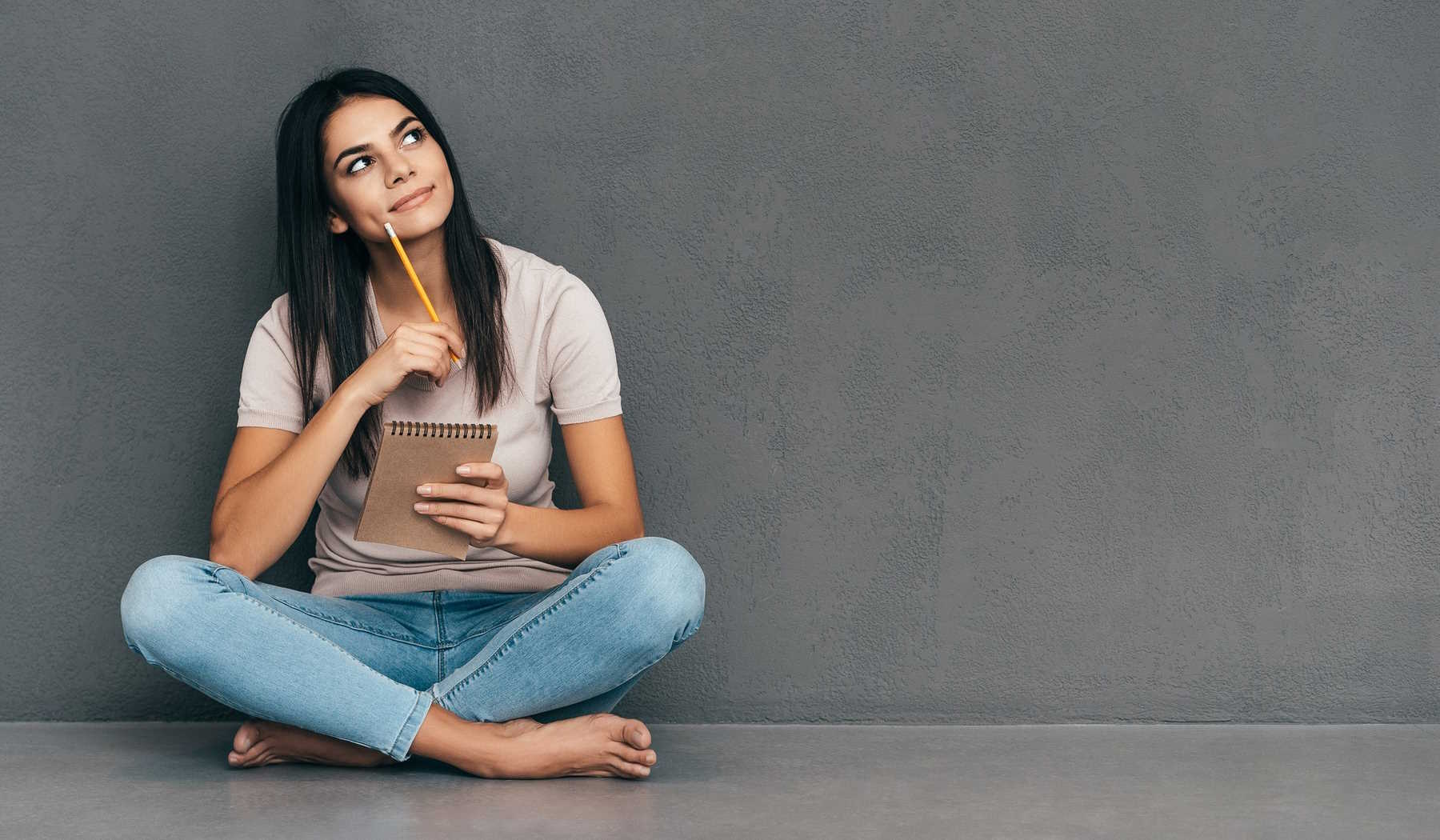 nő tervezget törökülésben