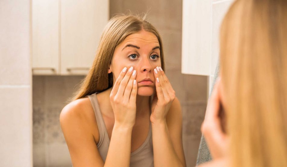 nő nézi magát a tükörben