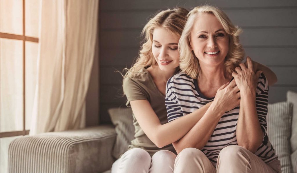 anya és lánya megölelik egymást