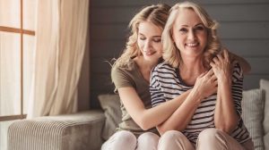 anya és lánya megölelik egymást