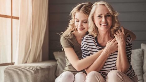 anya és lánya megölelik egymást