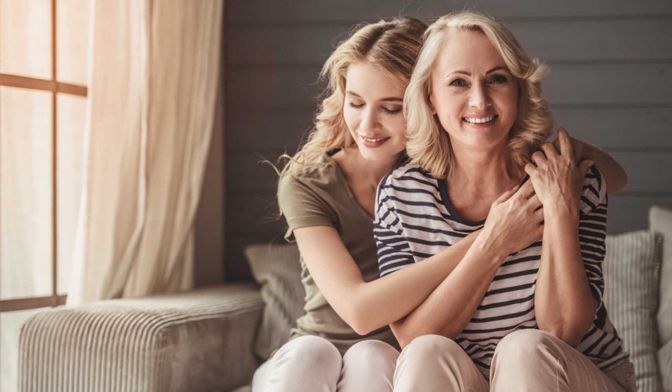 anya és lánya megölelik egymást