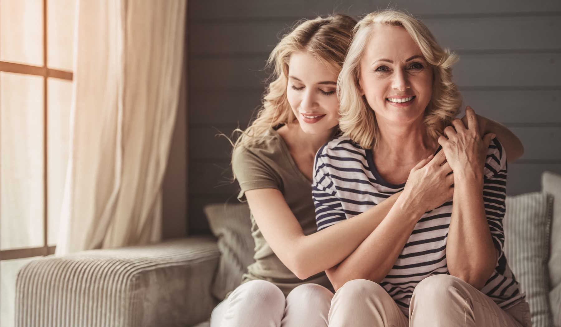 anya és lánya megölelik egymást