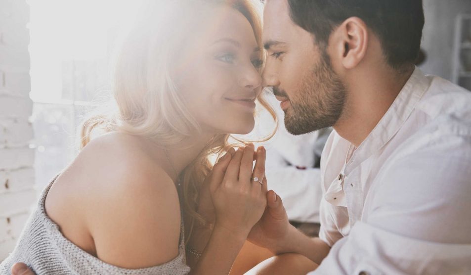 Fiatal pár szerelmesen néz egymásra