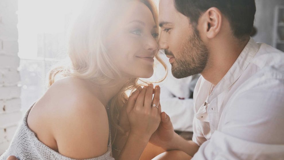 Fiatal pár szerelmesen néz egymásra