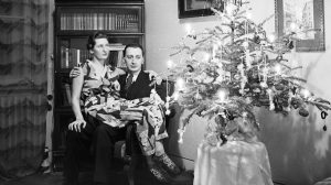 régi ronda karácsonyfa előtt ül a házaspár