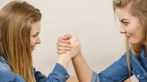 két nő szkanderozik