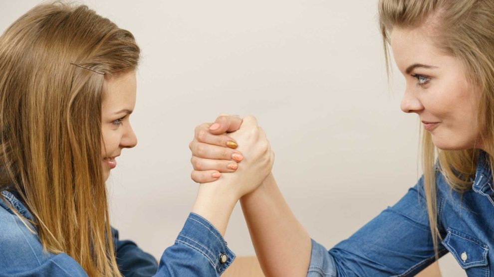 két nő szkanderozik