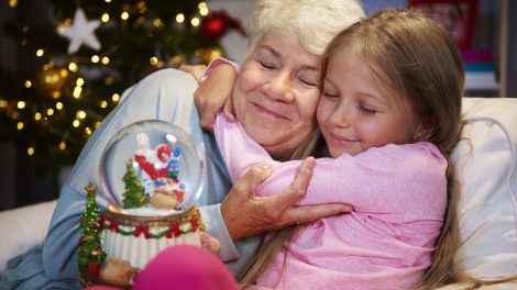 Nagymama az unokájával