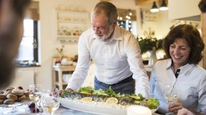 karácsonyra halat tálal a családnak egy férfi