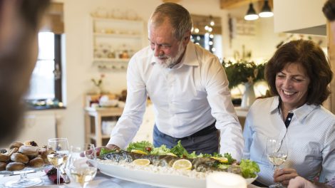karácsonyra halat tálal a családnak egy férfi