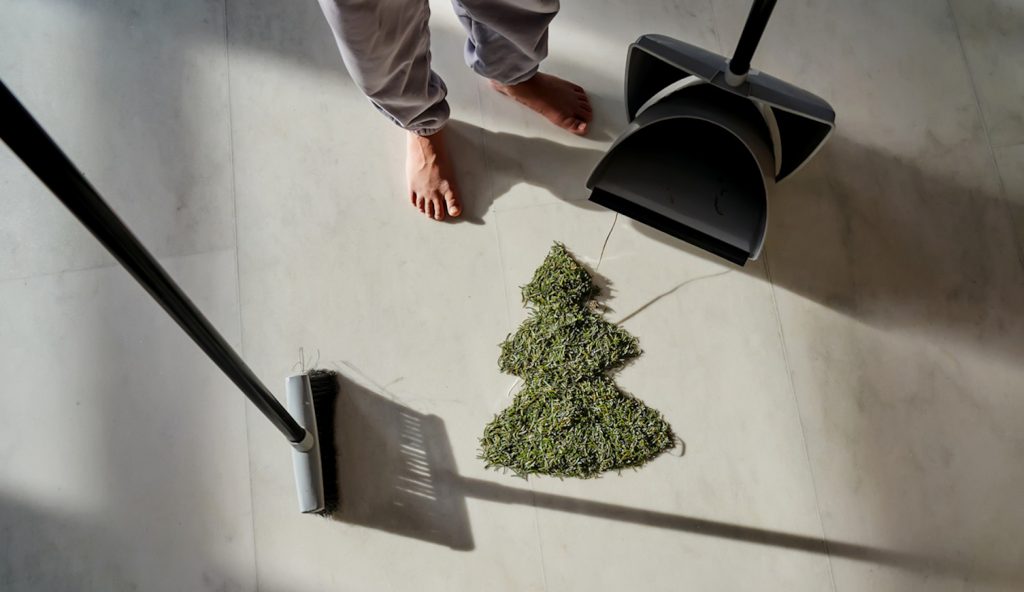 karácsonyfa tűlevele potyog, nő összesöpörte