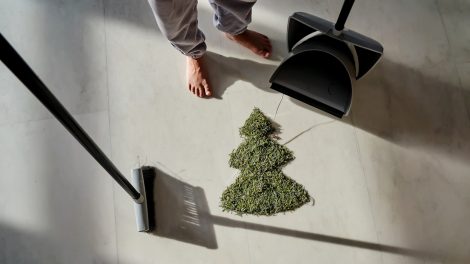 karácsonyfa tűlevele potyog, nő összesöpörte