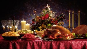 karácsonyi terített asztal sok étellel