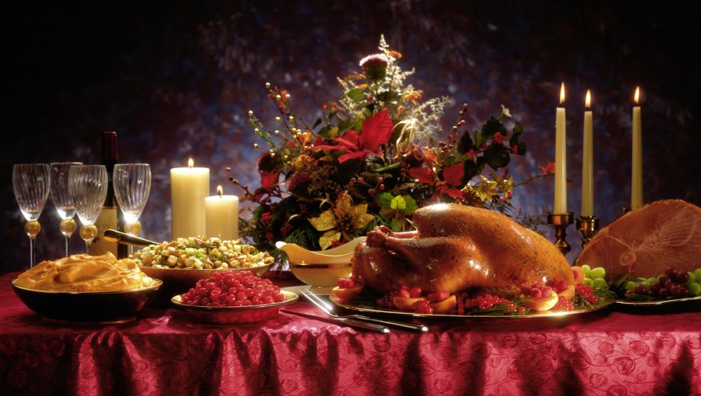karácsonyi terített asztal sok étellel