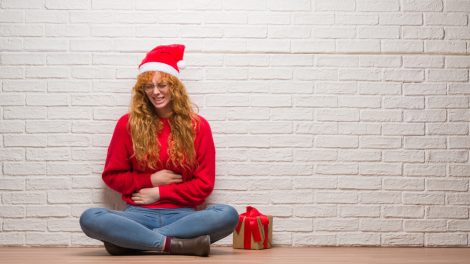 fiatal lány teleette magát a karácsonyi vacsorán, most fáj a hasa