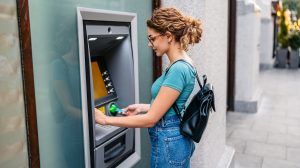 Egy nő bankkáryta automatat használ