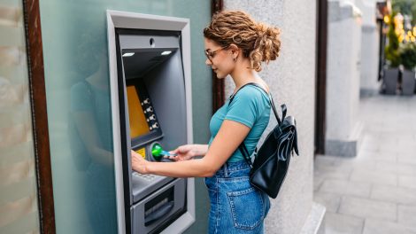 Egy nő bankkáryta automatat használ