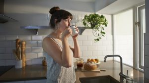 Egy nő iszik valamit kora reggel