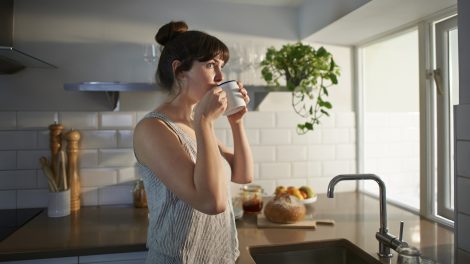 Egy nő iszik valamit kora reggel