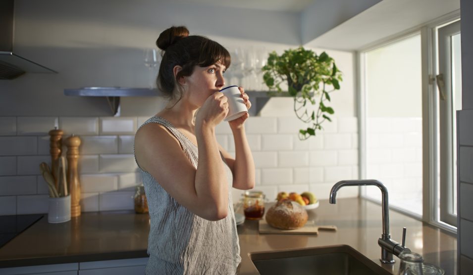 Egy nő iszik valamit kora reggel