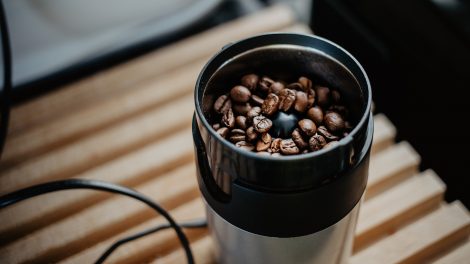 kávédaráló közelről otthon a konyhában