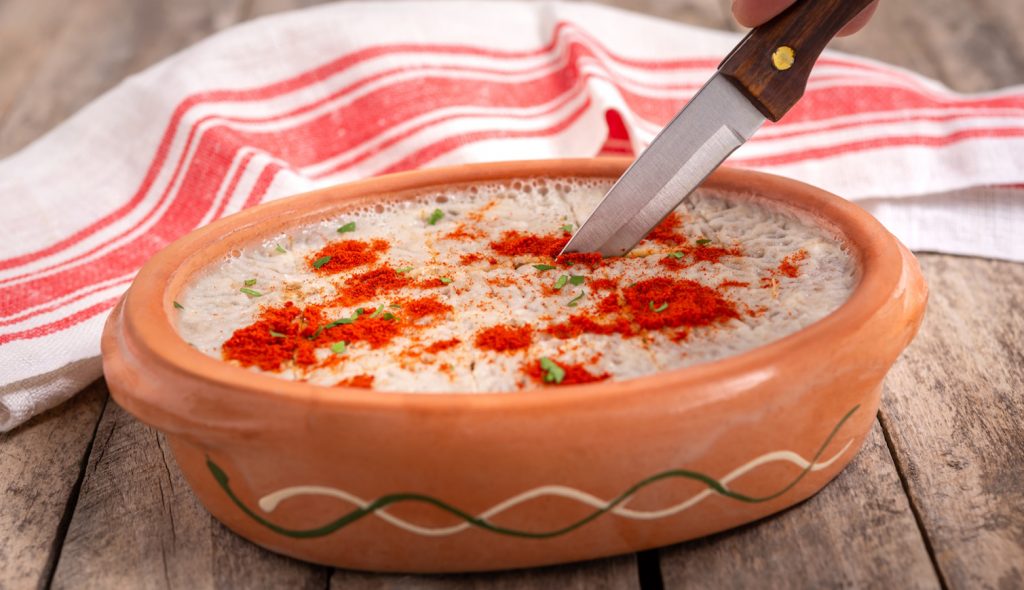 mikor kell kocsonyát enni, hogy szerencsét hozzon pirospaprikával szórt kocsonya tálban