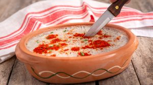 mikor kell kocsonyát enni, hogy szerencsét hozzon pirospaprikával szórt kocsonya tálban