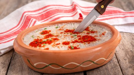 mikor kell kocsonyát enni, hogy szerencsét hozzon pirospaprikával szórt kocsonya tálban