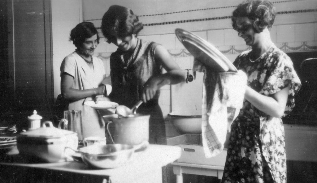 konyhatechnológiai kvíz asszonyok régi konyhában főznek