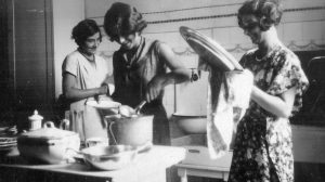 konyhatechnológiai kvíz asszonyok régi konyhában főznek