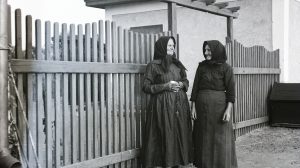 Két idős hölgy beszélget az utcán