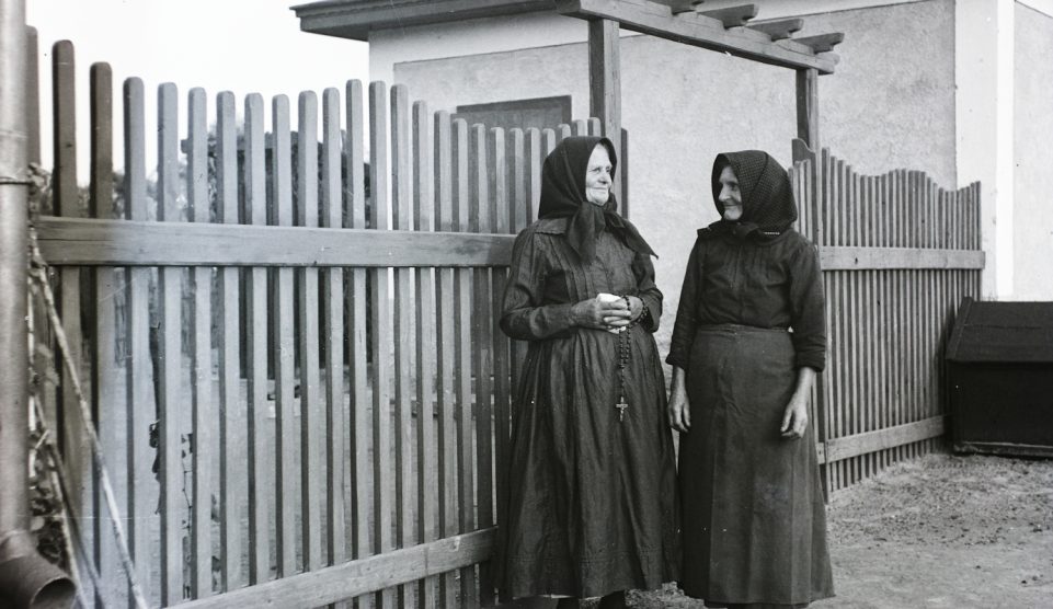 Két idős hölgy beszélget az utcán