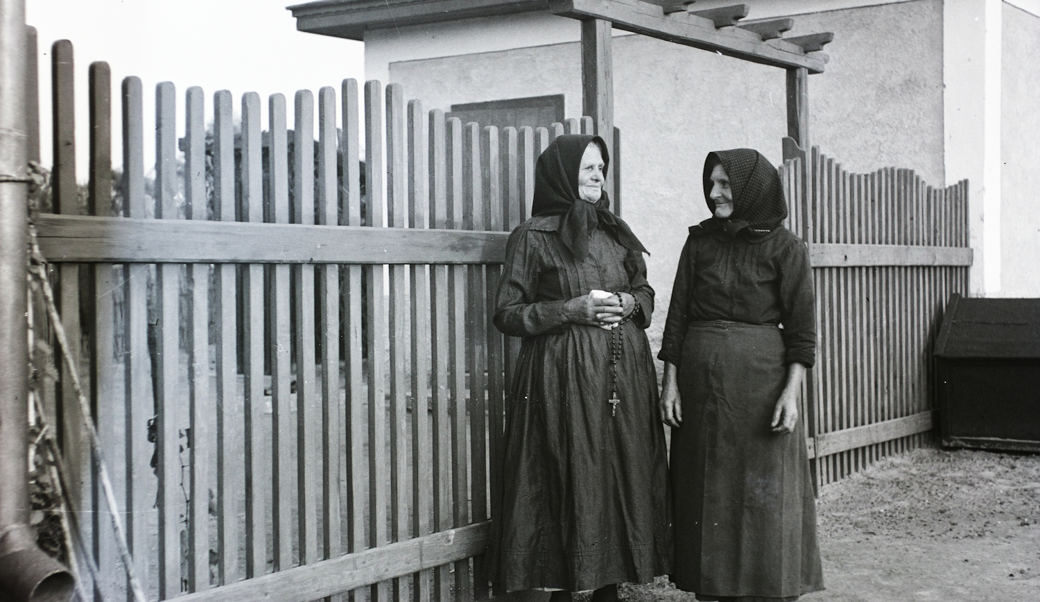 Két idős hölgy beszélget az utcán