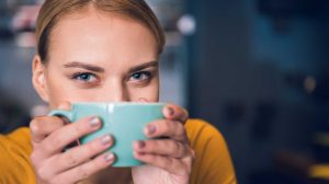 nő kávét iszik