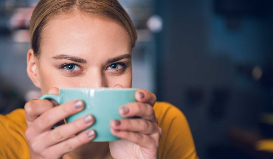 nő kávét iszik