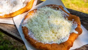 hagyományos lángos recept sajtos tejfölös lángos