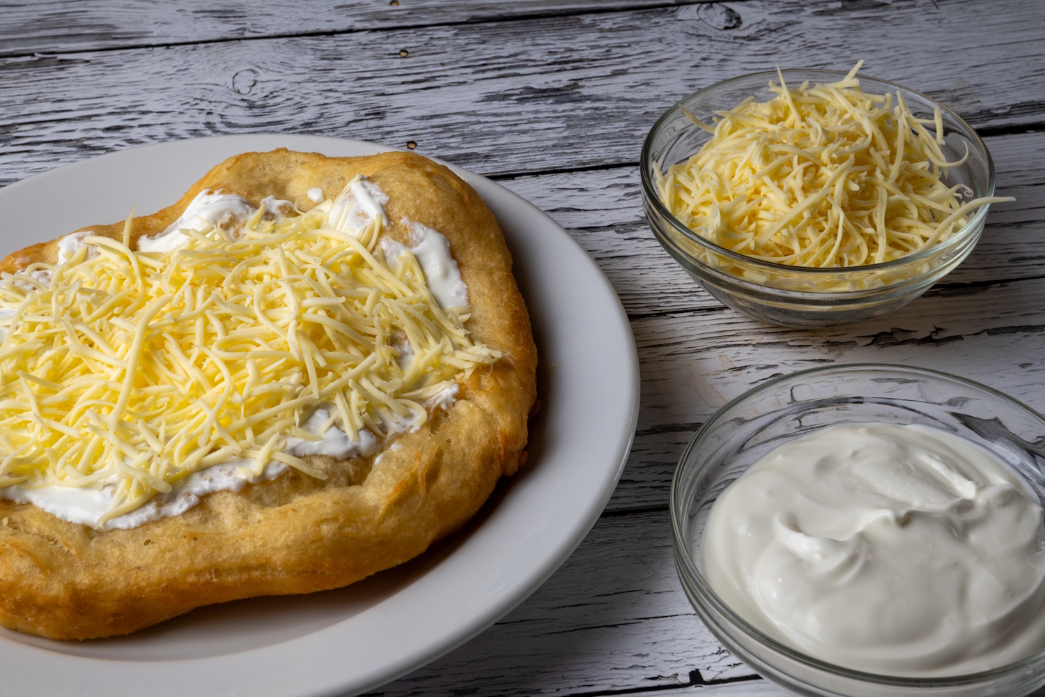 Sajtos tejfölös lángos
