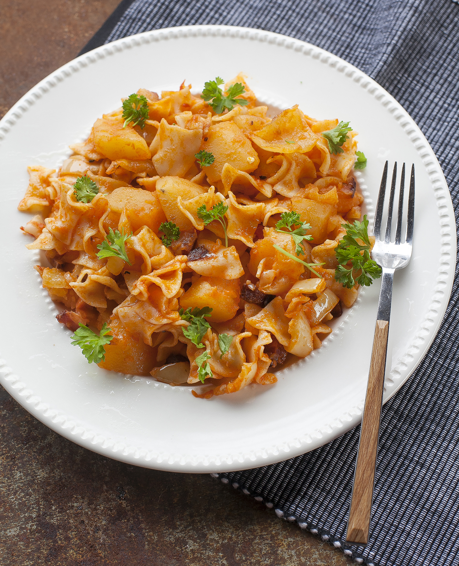 Szalonnás, lecsós krumplis tészta